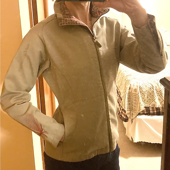 Salomon light green zip-up jacket with bright-pink embroidered trim, EUC, M - Picture 3 of 4